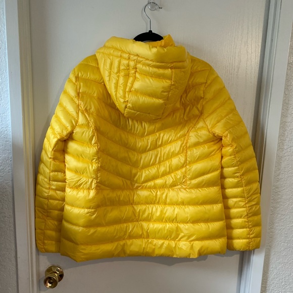 BCBGMaxazaria Packable BCBG Yellow Puffer Jacket size XL Like New - Picture 6 of 12